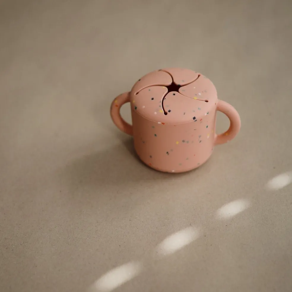 Mushie Snack Cup Confetti Powder Pink Rosa